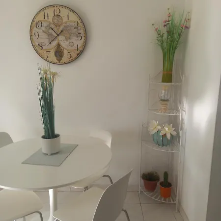 Beautiful Spacious 1-bed With Aircon Apartment *