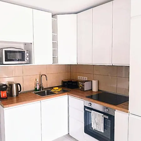 Beautiful Spacious 1-bed With Aircon Apartment *